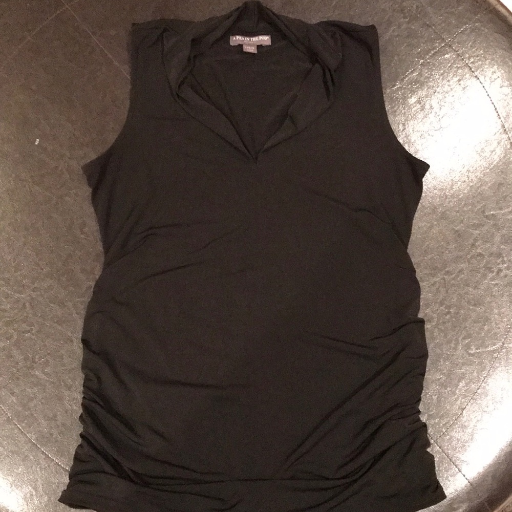 A pea in the pod black v neck too size large